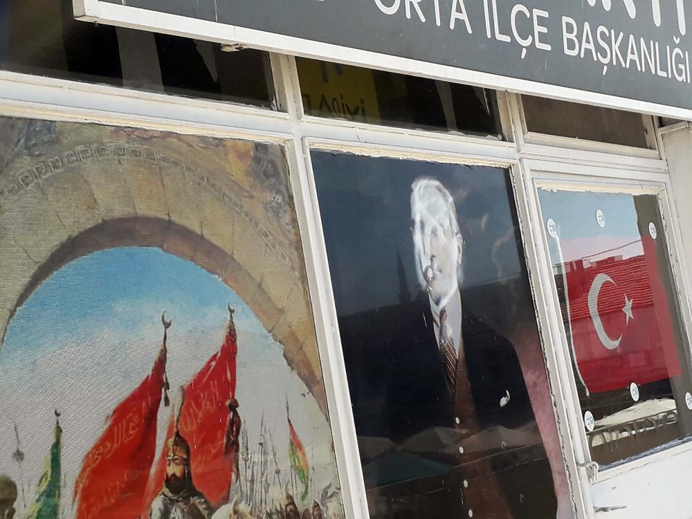 İYİ Parti Orta İlçe Başkanlığındaki Atatürk posteri tahrip edildi