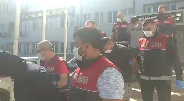 İçinde 650 bin TL olan kasayı çalan 4 kişi, güvenlik kamerasından yakalandı