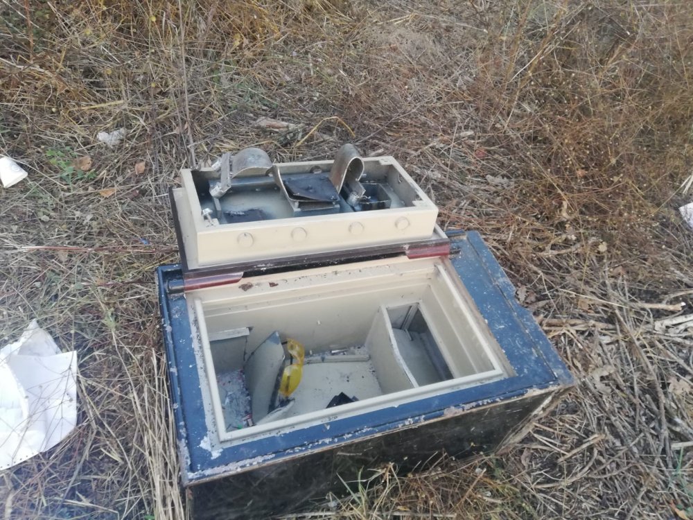 İçinde 650 bin TL olan kasayı çalan 4 kişi, güvenlik kamerasından yakalandı