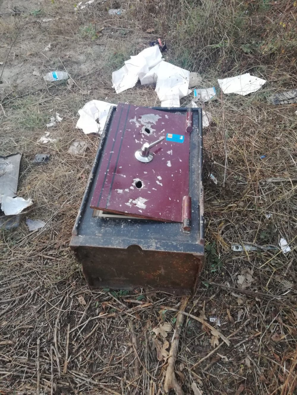 İçinde 650 bin TL olan kasayı çalan 4 kişi, güvenlik kamerasından yakalandı