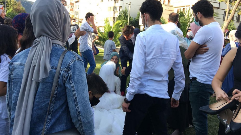 Nikahtan çıktı cipiyle fotoğraf çektirenlerin arasına girdi: 2 yaralı