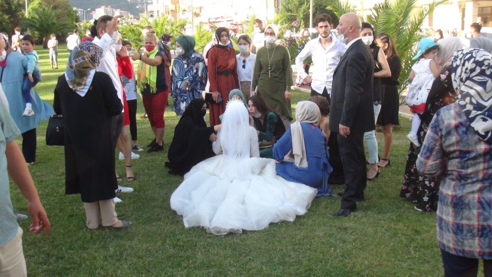 Nikahtan çıktı cipiyle fotoğraf çektirenlerin arasına girdi: 2 yaralı