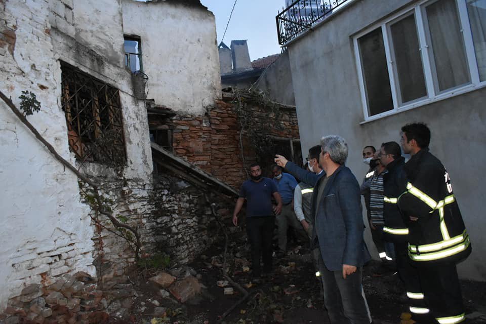 Aydın'da 2 katlı ahşap evde yangın: 3 yaralı