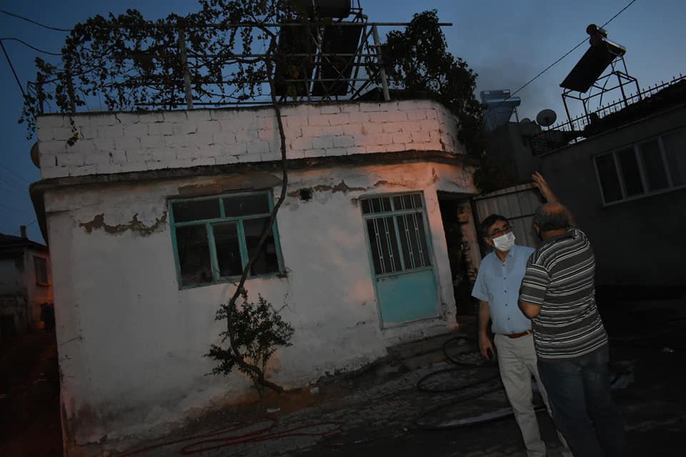 Aydın'da 2 katlı ahşap evde yangın: 3 yaralı