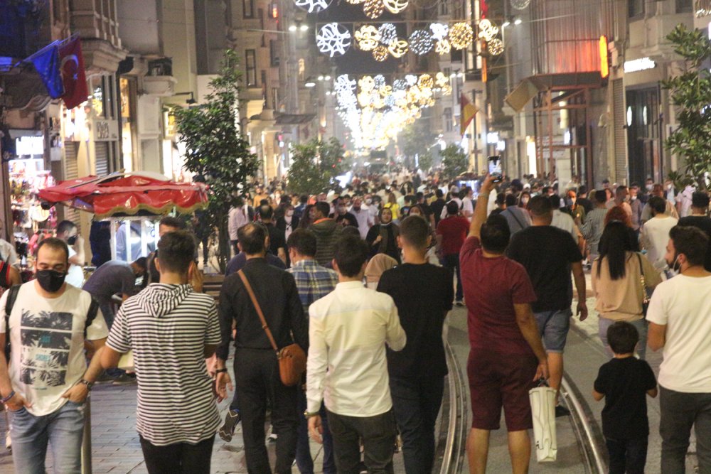 İstiklal Caddesi'nde akşam oluşan kalabalıkta kurallara uyulmadı