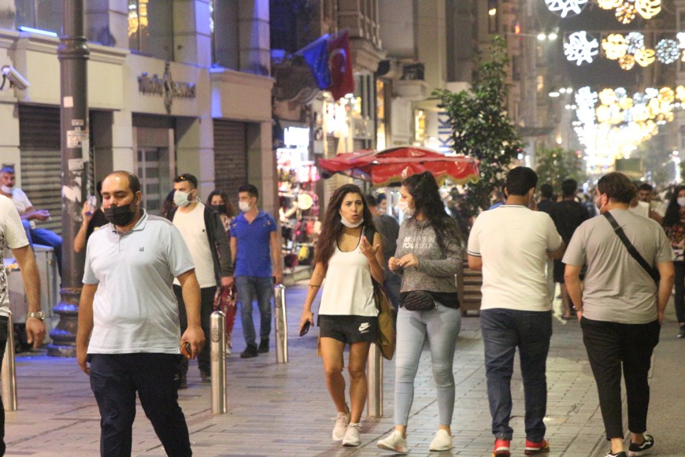 İstiklal Caddesi'nde akşam oluşan kalabalıkta kurallara uyulmadı
