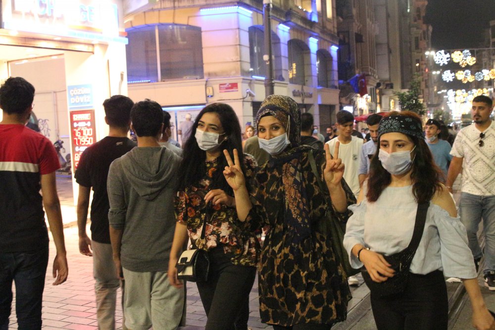 İstiklal Caddesi'nde akşam oluşan kalabalıkta kurallara uyulmadı