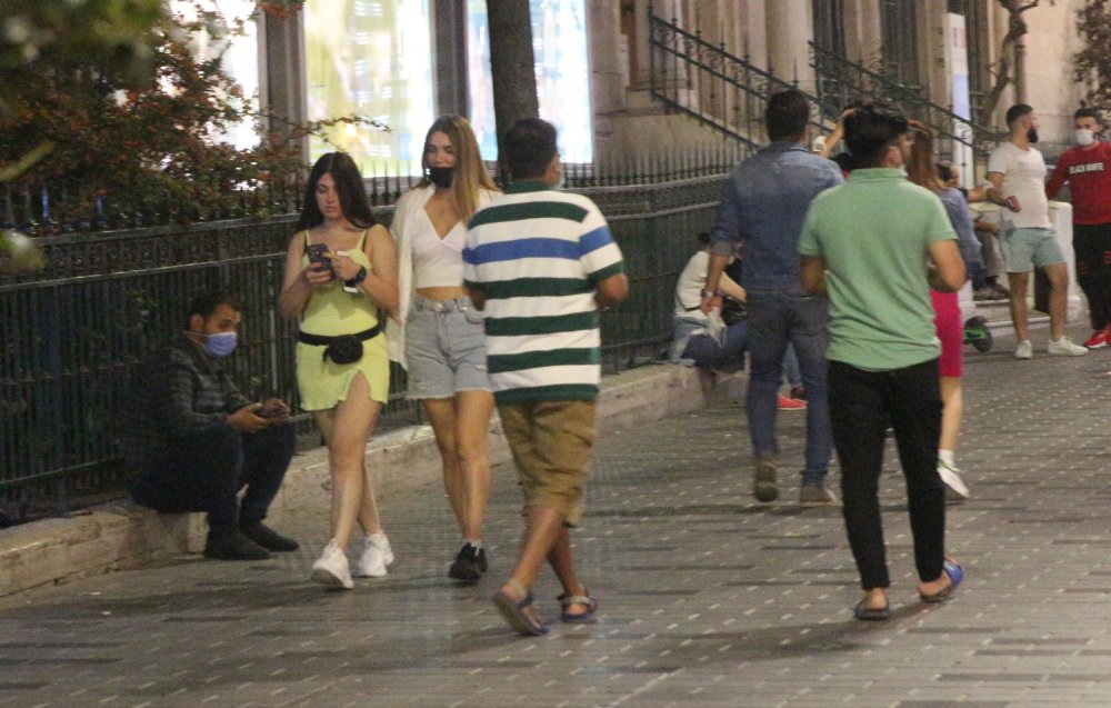 İstiklal Caddesi'nde akşam oluşan kalabalıkta kurallara uyulmadı