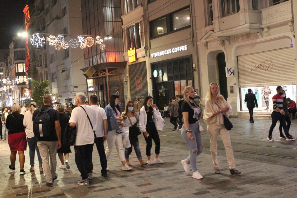 İstiklal Caddesi'nde akşam oluşan kalabalıkta kurallara uyulmadı