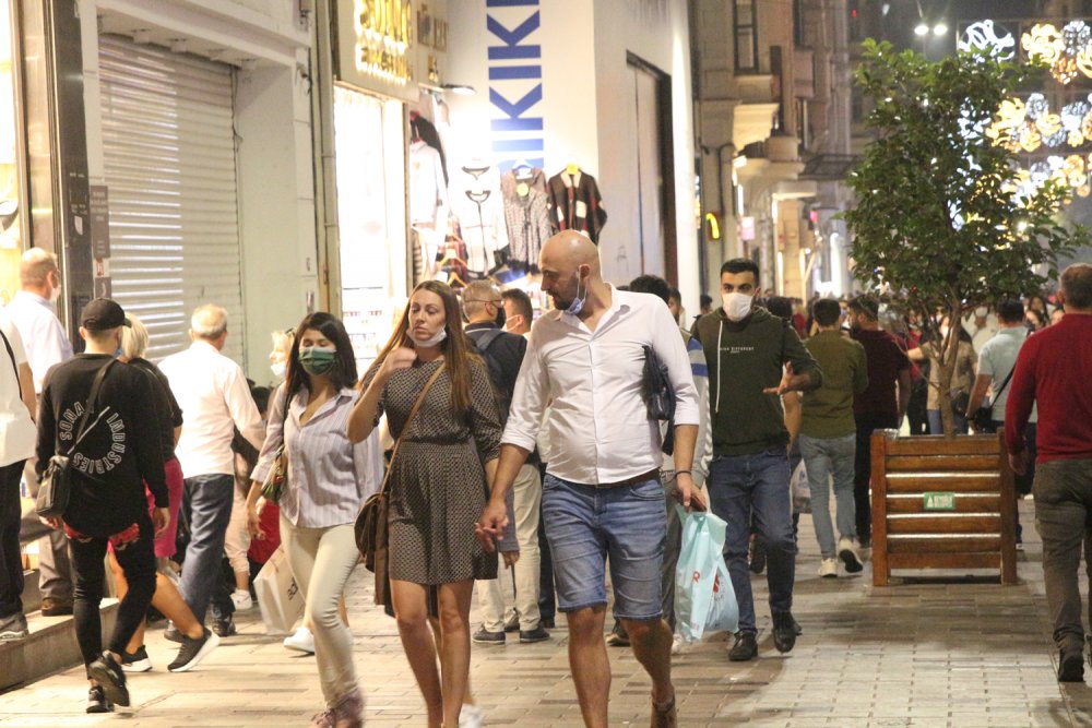 İstiklal Caddesi'nde akşam oluşan kalabalıkta kurallara uyulmadı