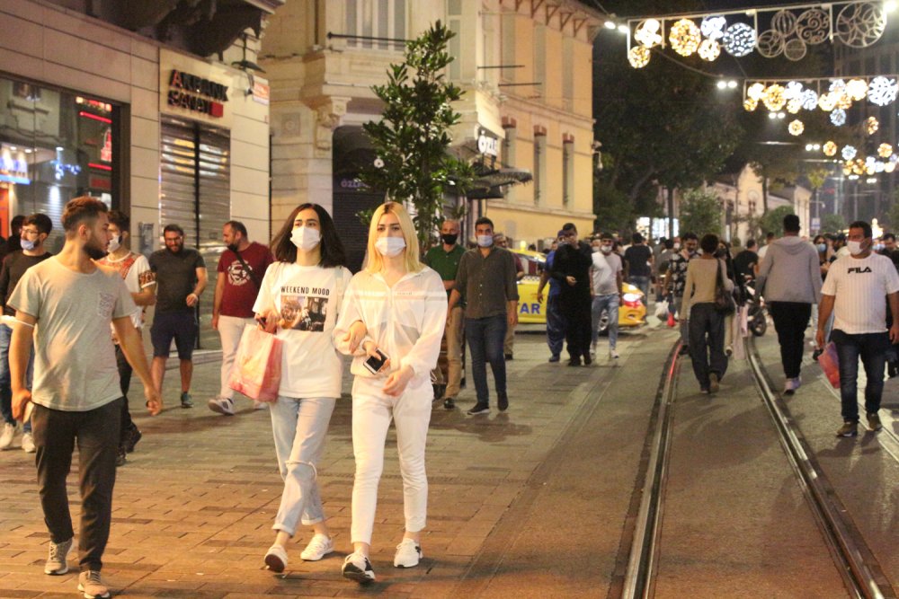 İstiklal Caddesi'nde akşam oluşan kalabalıkta kurallara uyulmadı