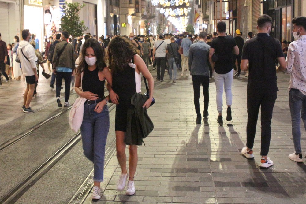 İstiklal Caddesi'nde akşam oluşan kalabalıkta kurallara uyulmadı