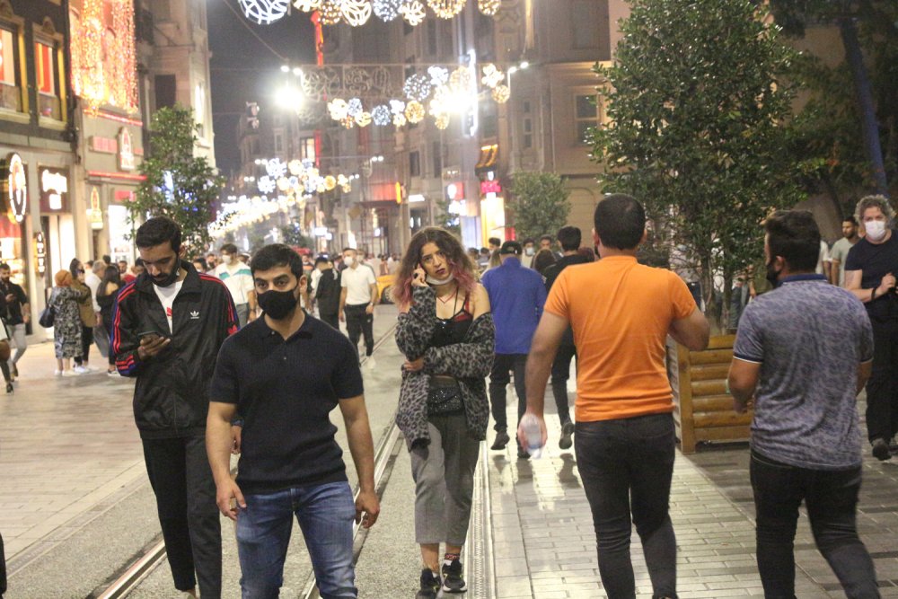 İstiklal Caddesi'nde akşam oluşan kalabalıkta kurallara uyulmadı