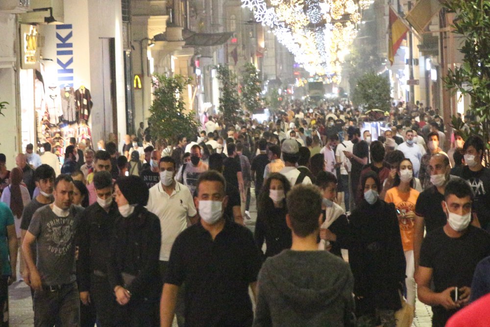 İstiklal Caddesi'nde akşam oluşan kalabalıkta kurallara uyulmadı