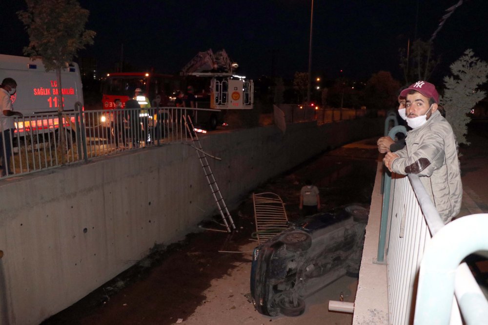 Kayseri'de otomobil kanala devrildi: 2 yaralı