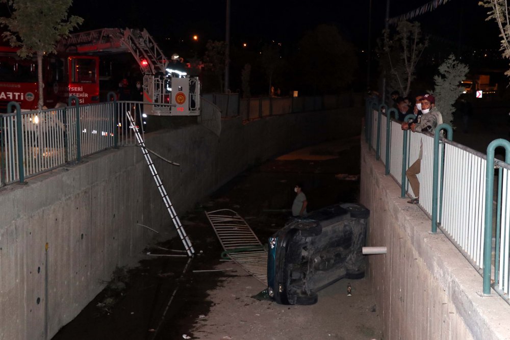 Kayseri'de otomobil kanala devrildi: 2 yaralı