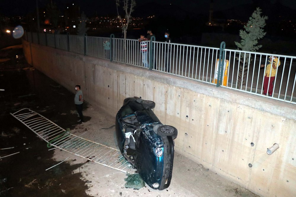 Kayseri'de otomobil kanala devrildi: 2 yaralı