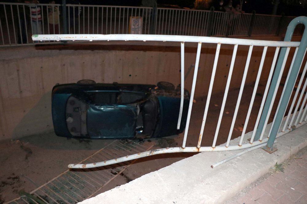 Kayseri'de otomobil kanala devrildi: 2 yaralı