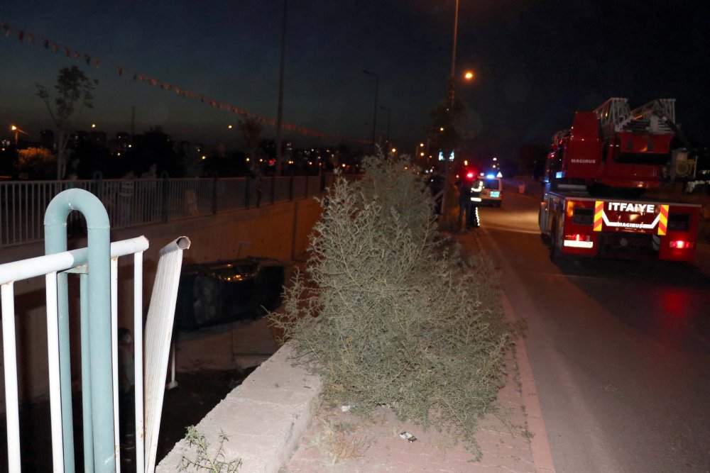 Kayseri'de otomobil kanala devrildi: 2 yaralı