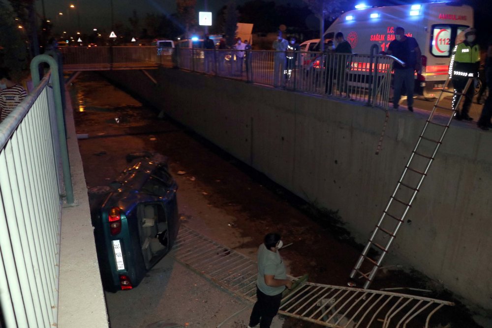 Kayseri'de otomobil kanala devrildi: 2 yaralı