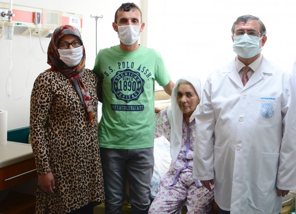 71 yaşındaki kadın 1 ay bitkisel hayatta kaldı, yaşama tutundu