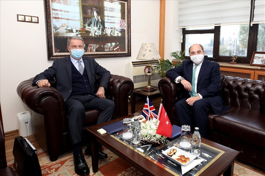 Bakan Akar, İngiliz mevkidaşı Wallace ile İstanbul'da görüştü