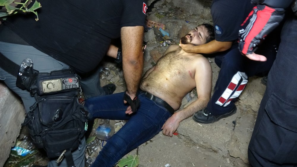 Falezlerden düşen genç, 500 metre taşınarak kurtarıldı