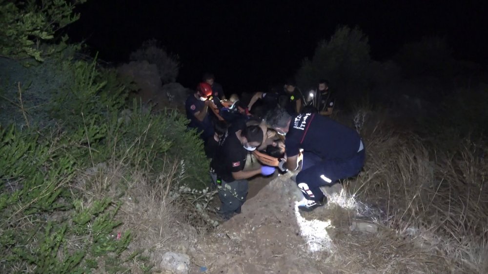 Falezlerden düşen genç, 500 metre taşınarak kurtarıldı