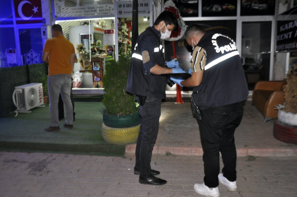 Karaman'da 3 kişinin yaralandığı silahlı saldırı anı güvenlik kamerasına yansıdı