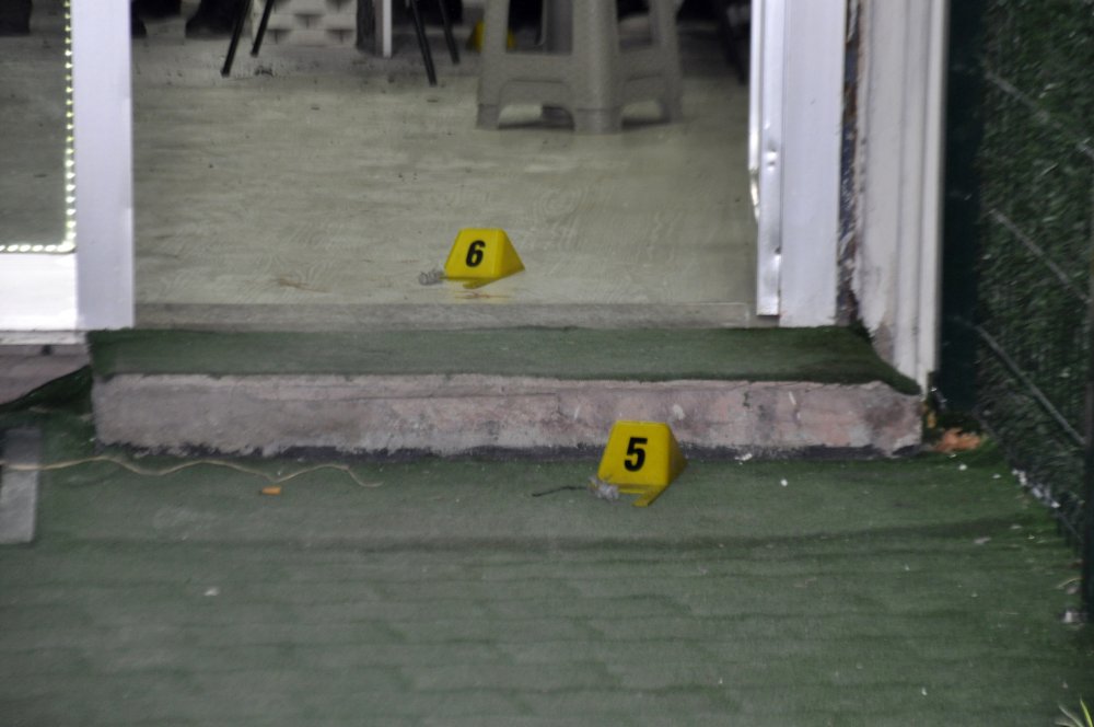 Karaman'da 3 kişinin yaralandığı silahlı saldırı anı güvenlik kamerasına yansıdı