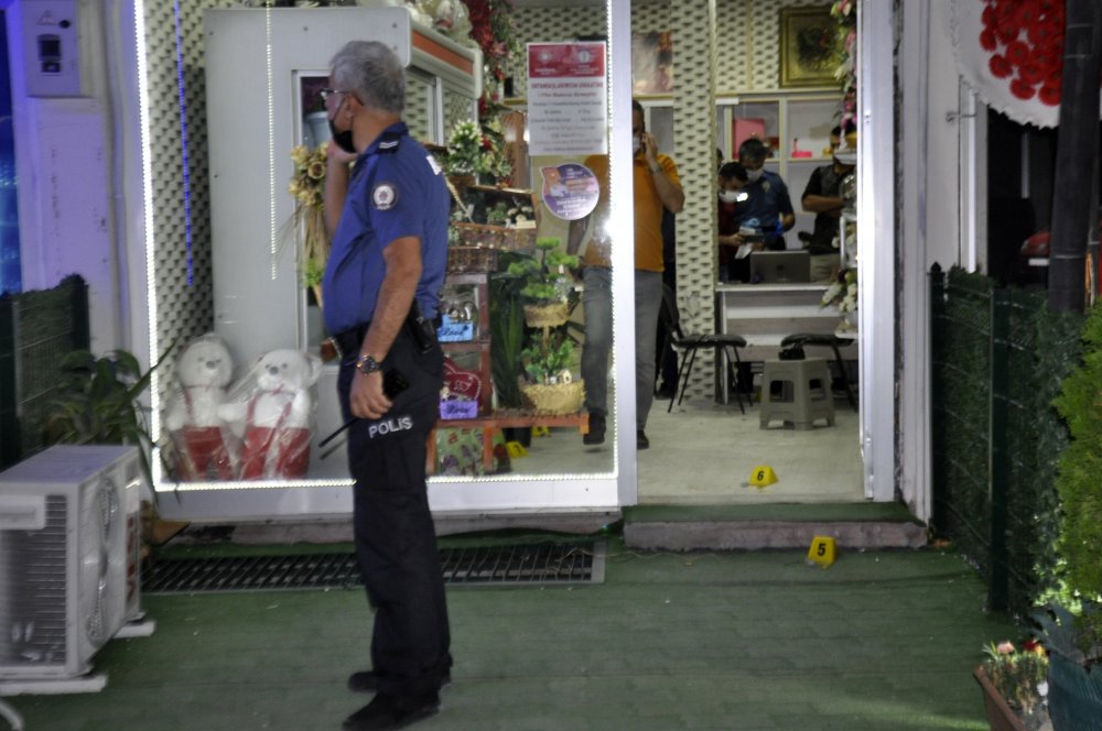 Karaman'da 3 kişinin yaralandığı silahlı saldırı anı güvenlik kamerasına yansıdı