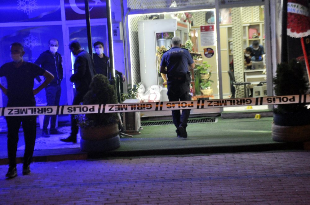 Karaman'da 3 kişinin yaralandığı silahlı saldırı anı güvenlik kamerasına yansıdı