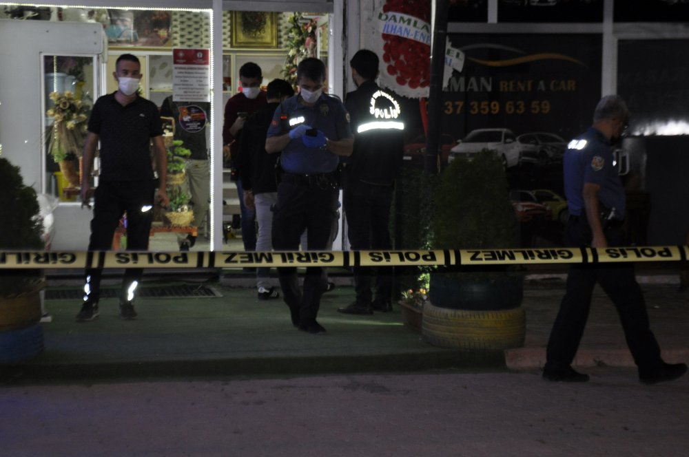 Karaman'da 3 kişinin yaralandığı silahlı saldırı anı güvenlik kamerasına yansıdı