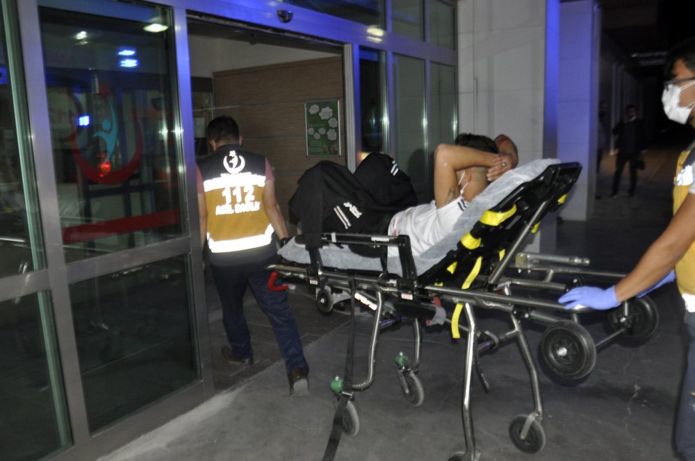 Karaman'da 3 kişinin yaralandığı silahlı saldırı anı güvenlik kamerasına yansıdı