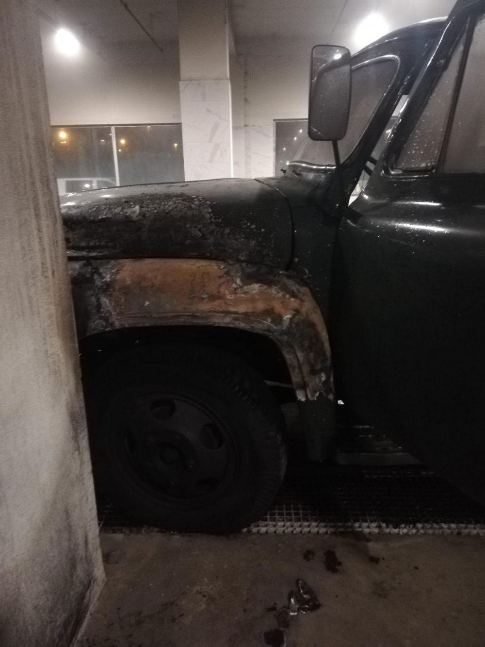 Üniversitenin otoparkında çıkan yangında 3 araç hasar gördü 