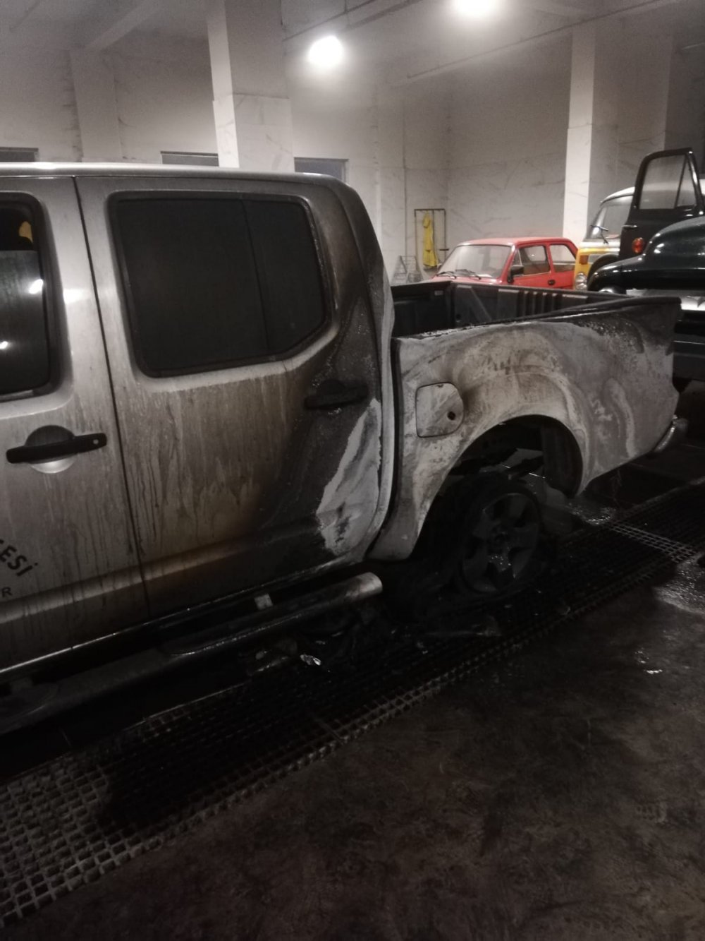 Üniversitenin otoparkında çıkan yangında 3 araç hasar gördü 