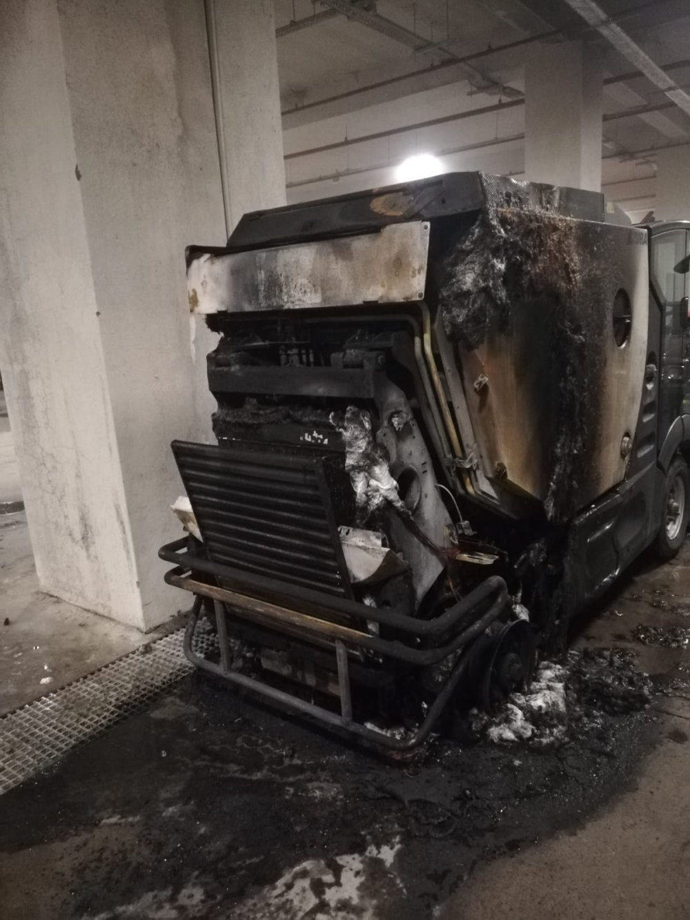 Üniversitenin otoparkında çıkan yangında 3 araç hasar gördü 