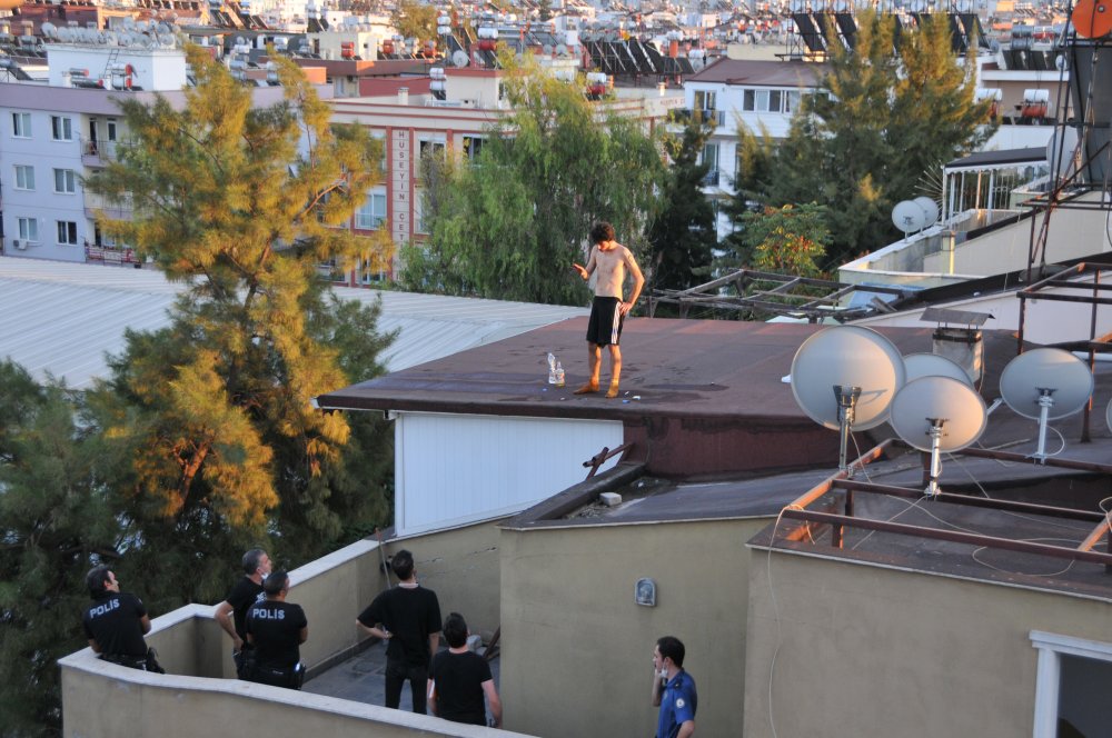 İntihar için çıktığı damda alkolün etkisiyle sızdı