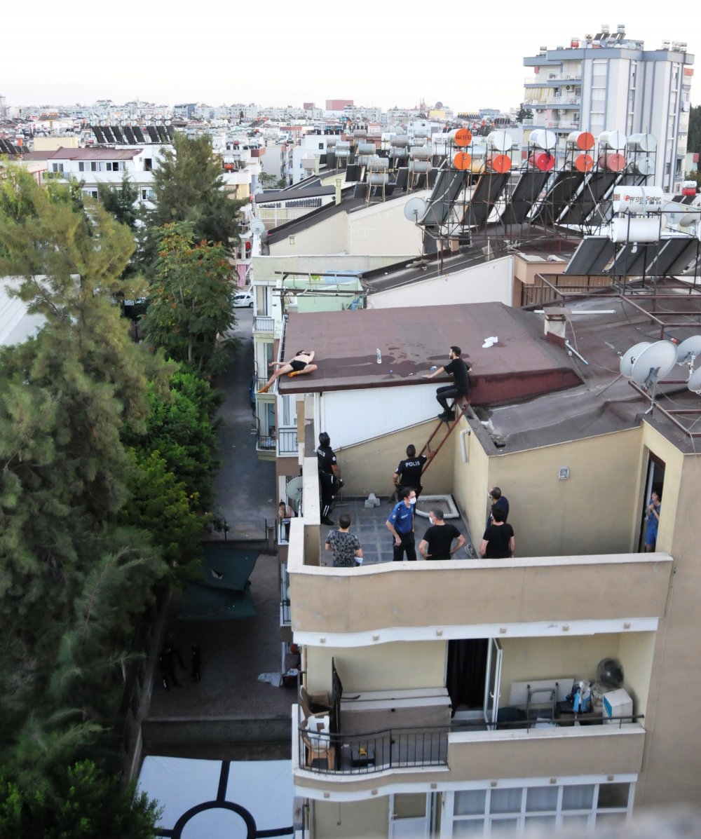 İntihar için çıktığı damda alkolün etkisiyle sızdı