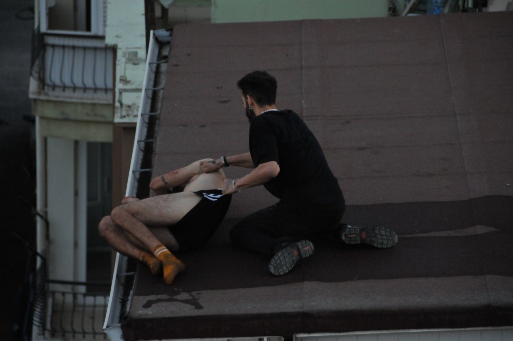 İntihar için çıktığı damda alkolün etkisiyle sızdı