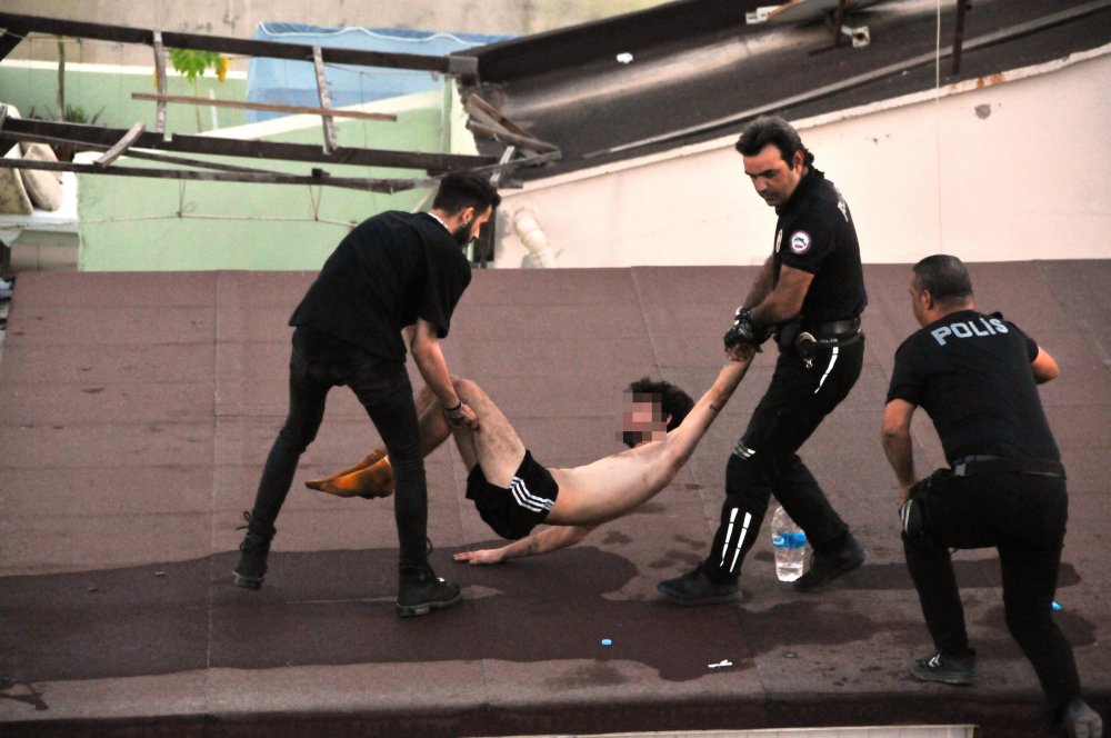 İntihar için çıktığı damda alkolün etkisiyle sızdı