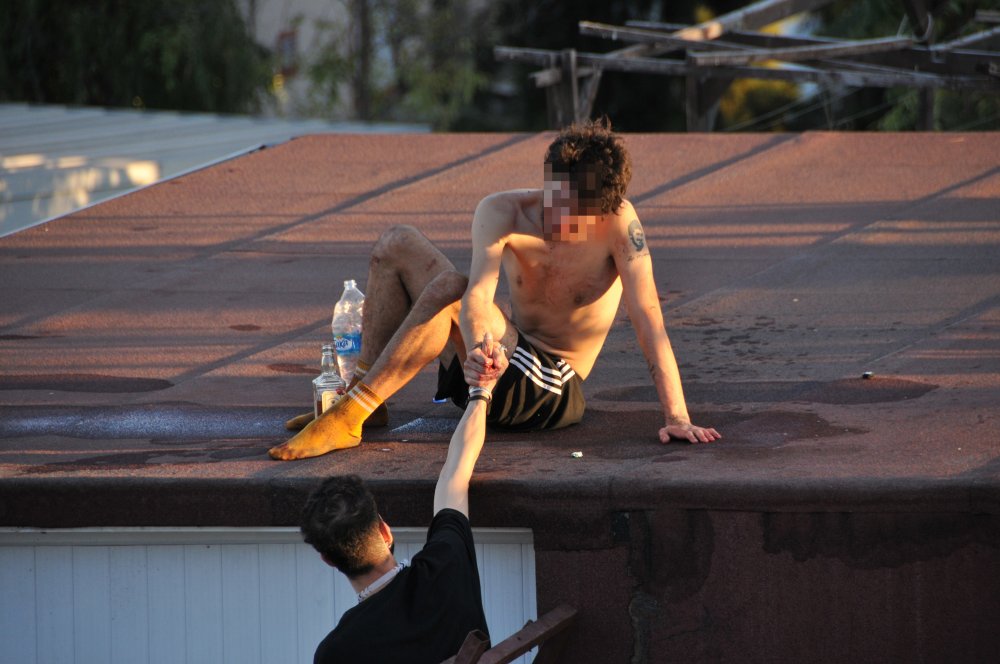 İntihar için çıktığı damda alkolün etkisiyle sızdı