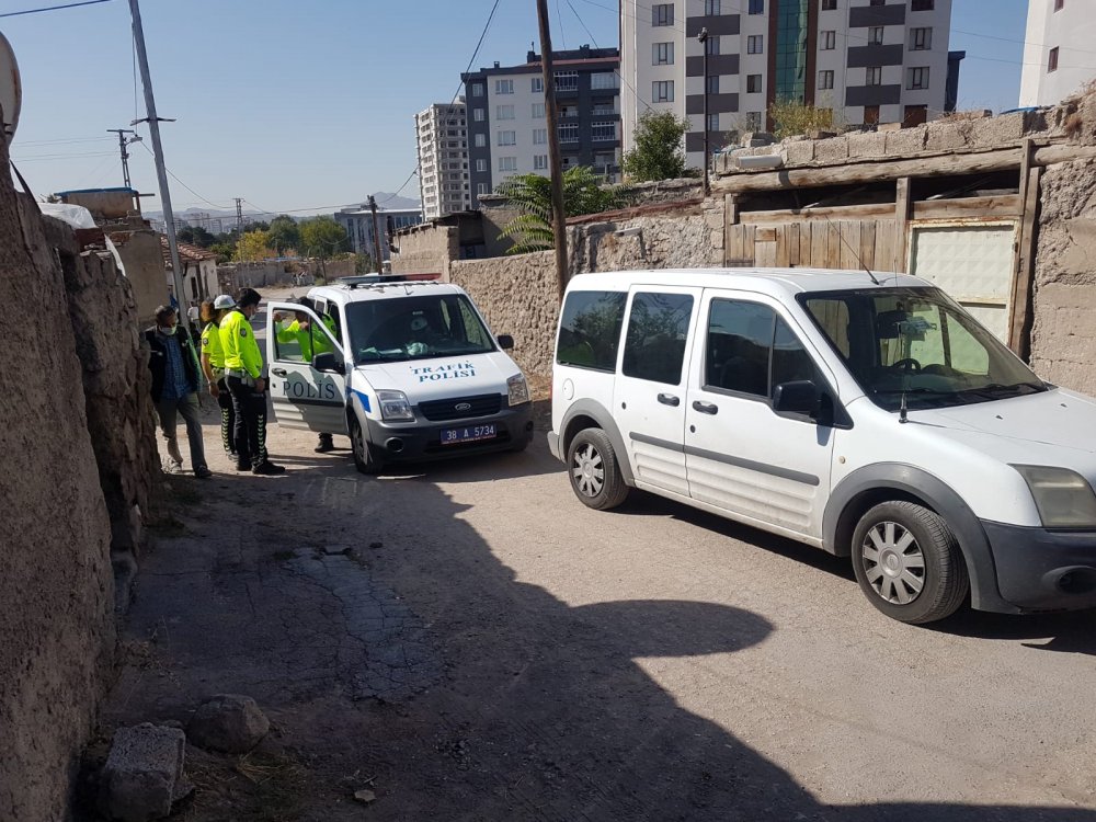 Babasının kullandığı otomobilin altında kalan Can, öldü