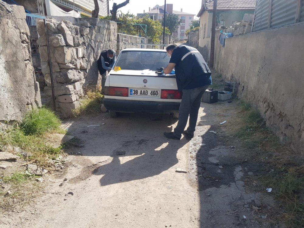 Babasının kullandığı otomobilin altında kalan Can, öldü