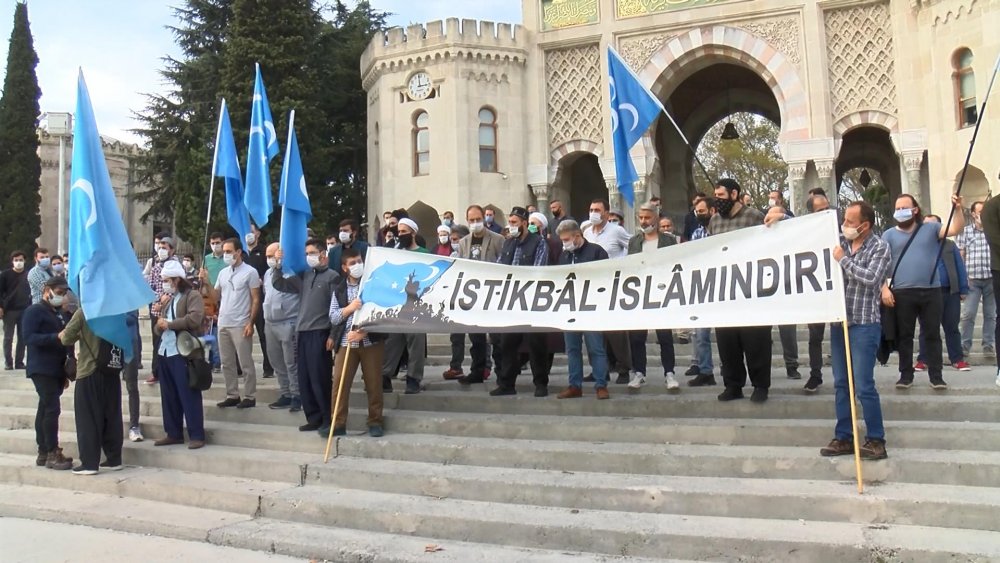 Beyazıt'ta Fransa'da Hz. Muhammed'e hakaret içeren karikatürlerin binalara yansıtılmasına tepki