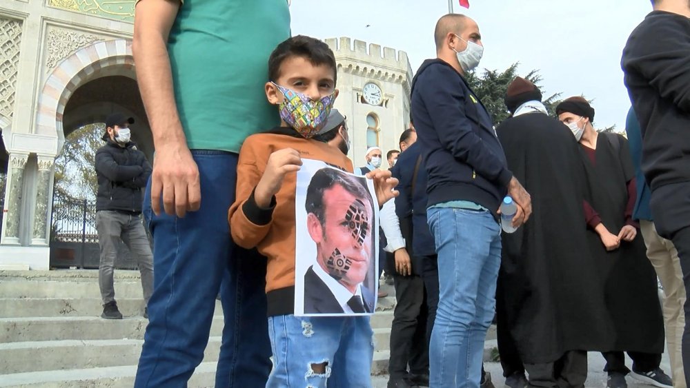 Beyazıt'ta Fransa'da Hz. Muhammed'e hakaret içeren karikatürlerin binalara yansıtılmasına tepki