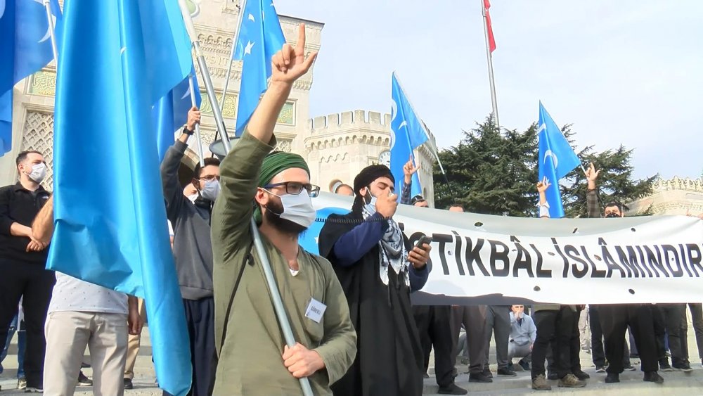 Beyazıt'ta Fransa'da Hz. Muhammed'e hakaret içeren karikatürlerin binalara yansıtılmasına tepki
