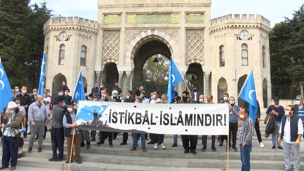 Beyazıt'ta Fransa'da Hz. Muhammed'e hakaret içeren karikatürlerin binalara yansıtılmasına tepki
