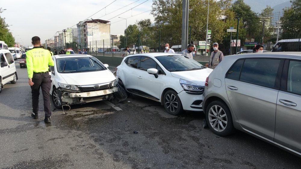 Bursa'da 8 aracın karıştığı zincirleme kaza