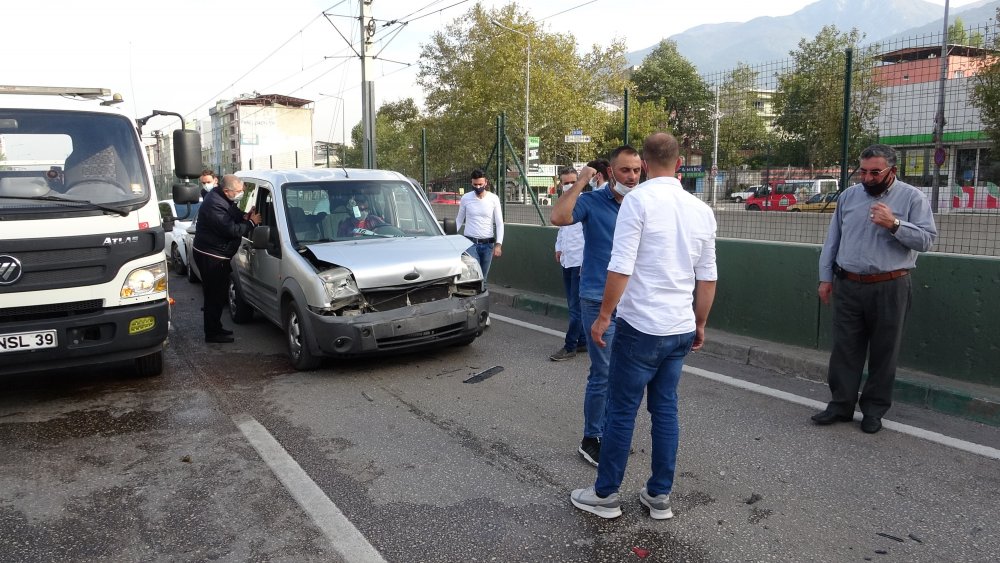 Bursa'da 8 aracın karıştığı zincirleme kaza